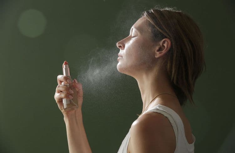 Canicule : ces gestes qui rafraîchissent la peau instantanément