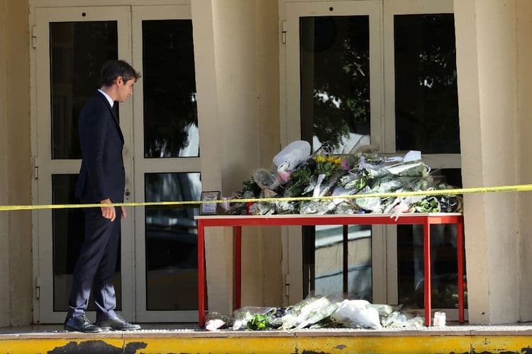 Attal rend hommage à Arras aux victimes du terrorisme