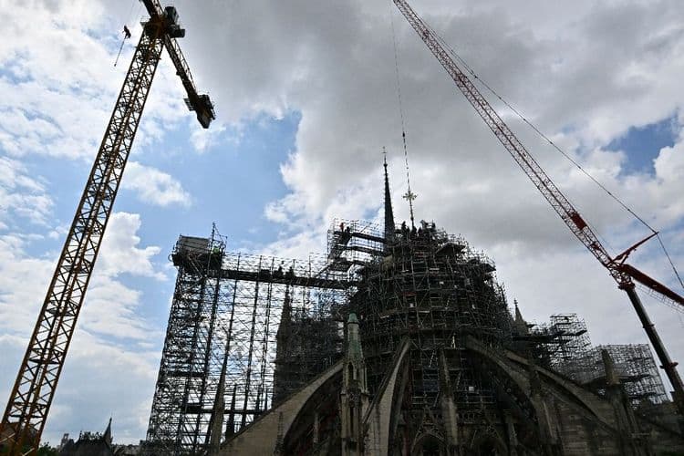 Notre-Dame de Paris: la cathédrale retrouve sa croix du chevet