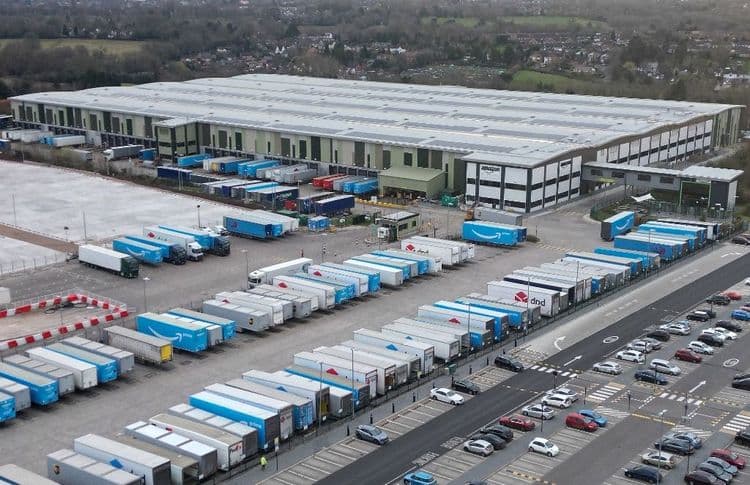 Amazon investit massivement au Royaume-Uni, bol d'air pour le gouvernement