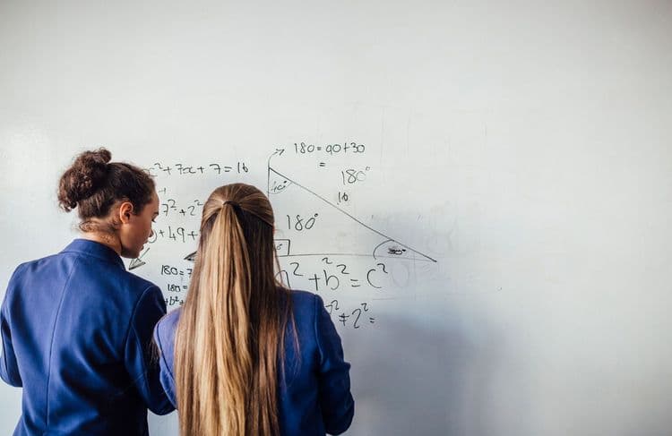 Qu’est-ce que le plan « Filles et maths » lancé par Elisabeth Borne ?
