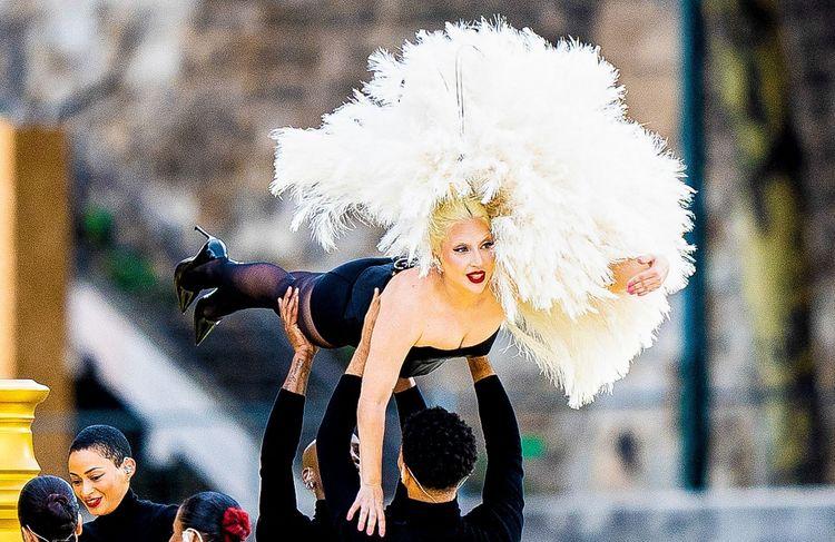 Lady Gaga envoûte la cérémonie des JO 2024 dans une robe cabaret