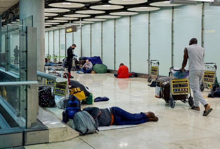 Dormir au terminal: l'aéroport de Madrid refuge des sans-abris