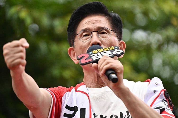 Présidentielle en Corée du Sud: Kim Moon-soo, un caméléon sorti de l'ombre de Yoon