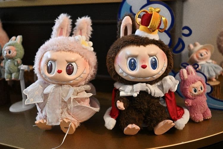 De Pékin à Rihanna, les poupées Labubu mascottes du soft power chinois