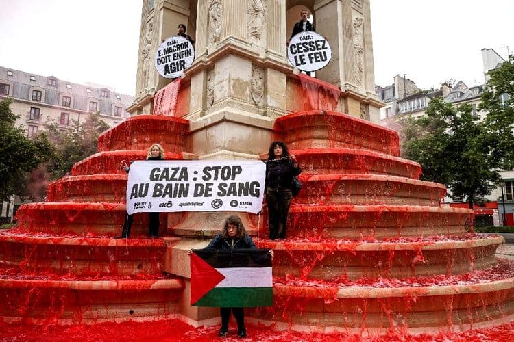Des ONG colorent une fontaine en rouge à Paris pour dire "stop au bain de sang" à Gaza