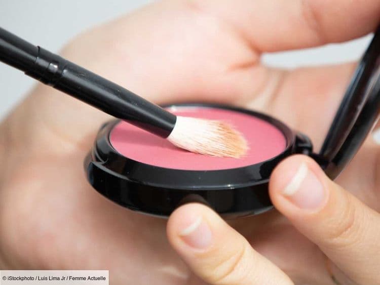 Vous avez mis trop de blush ? Voici l'astuce pour rattraper le coup en quelques secondes