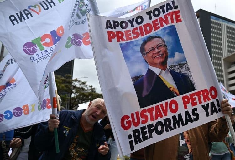 Colombie: des milliers de manifestants en soutien aux réformes voulues par le président