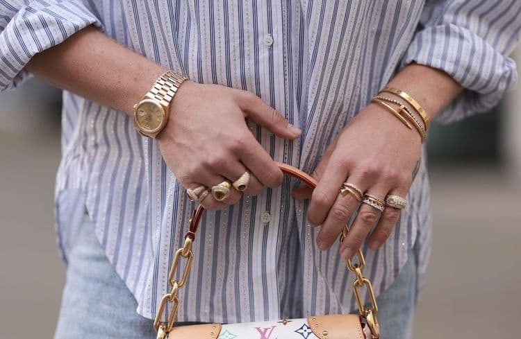 Qu’est-ce que le ring stacking, l’art de superposer ses bagues qui séduit la Gen Z et les maisons de luxe ?