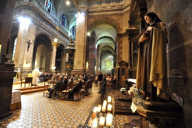 Le nombre de prêtres catholiques ordonnés repart à la baisse