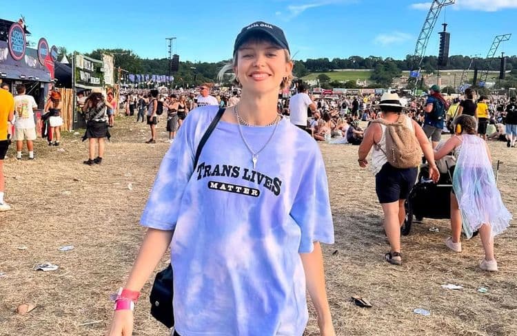 Casquette, t-shirt à message engagé et mini-short : l'allure presque incognito d'Angèle au festival de Glastonbury