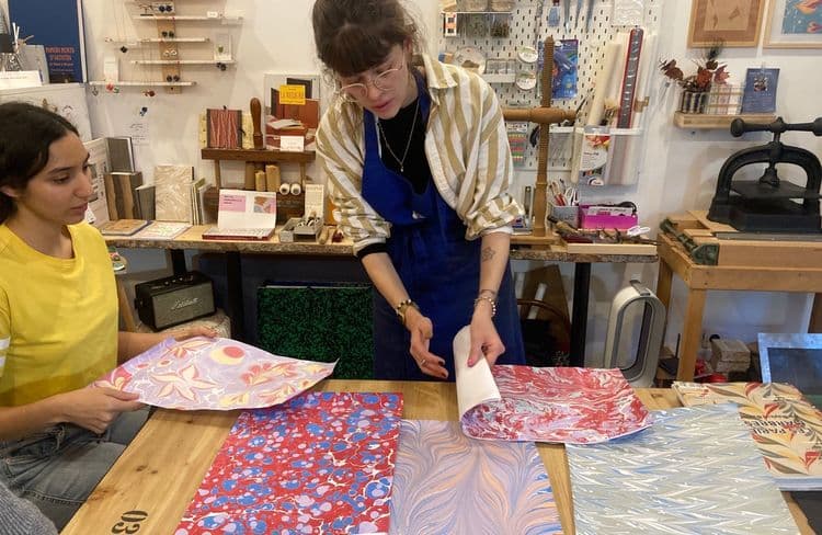 Créez votre œuvre en papier marbré artisanal avec Wecandoo