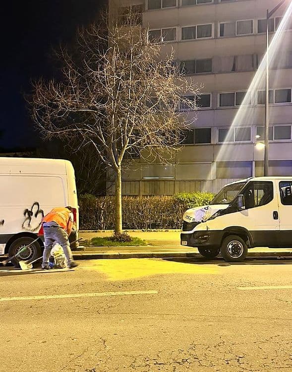 Emotion après la mort d'un jeune à scooter dans une collision avec la police