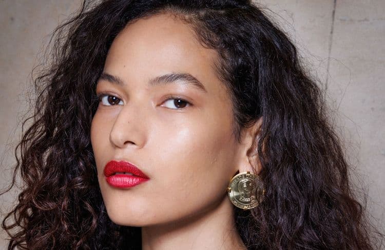 Cette technique de pro pour un maquillage qui résiste à la chaleur et à la transpiration