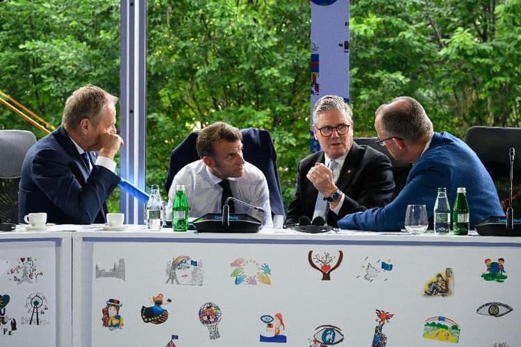 Ukraine : les Européens s'affichent avec Trump, contre Poutine