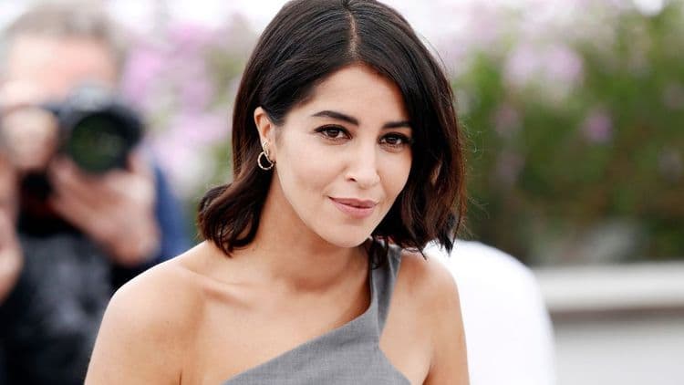 Leïla Bekhti « Ça devient gênant » : son mari l’acteur Tahar Rahim « se prend » pour un célèbre chanteur français