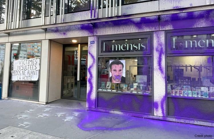 « Bedos né avant la honte » : #NousToutes repeint la façade de la maison d’édition qui a publié le livre de Nicolas Bedos
