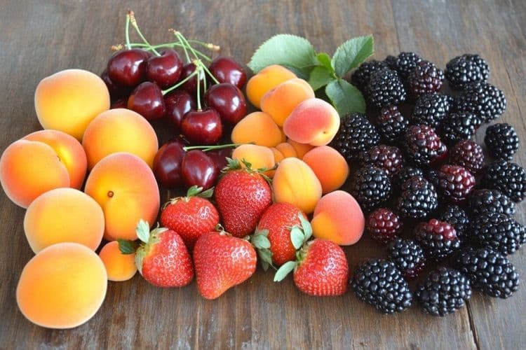 Explosion des résidus de pesticides dans les fruits européens : les variétés à bannir en priorité
