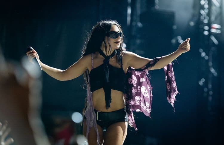 À Glastonbury, Charli XCX remet au goût du jour cet accessoire phare des années 2000