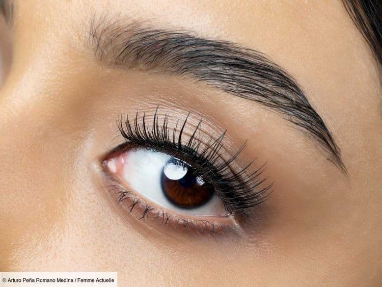 Paupières tombantes : cette astuce makeup ouvre instantanément le regard (avec un produit qu’on a toutes)