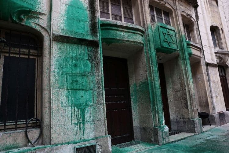 Lieux juifs aspergés de peinture: les suspects serbes écroués, possible influence russe