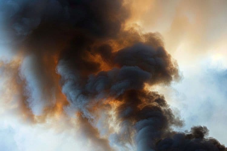 L’incendie spectaculaire d’un centre de tri parisien maîtrisé, sans victime
