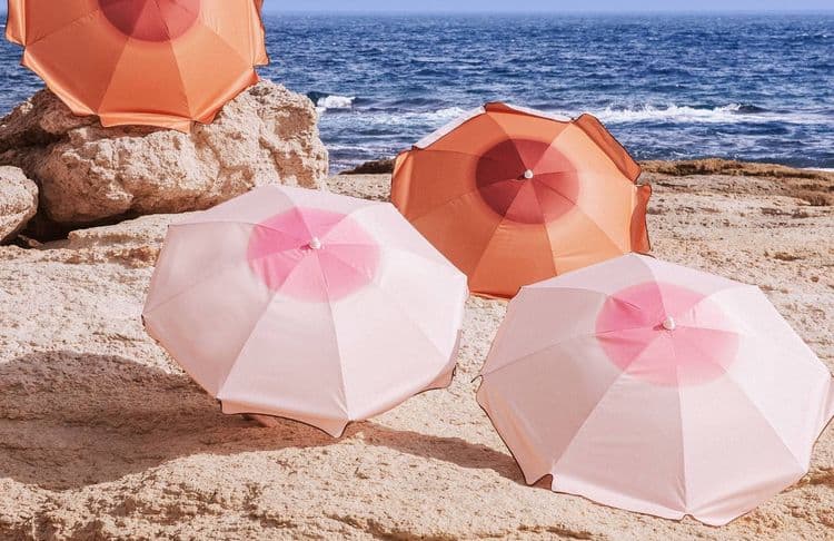 « Un objet politique et décalé » : à Saint-Tropez, des parasols féministes font polémique