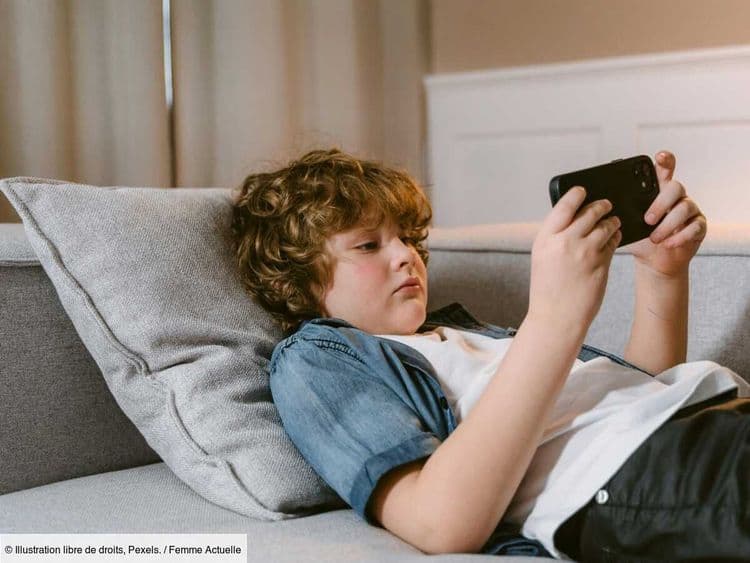 Cette ville a interdit les téléphones au moins de 14 ans : voici le résultat