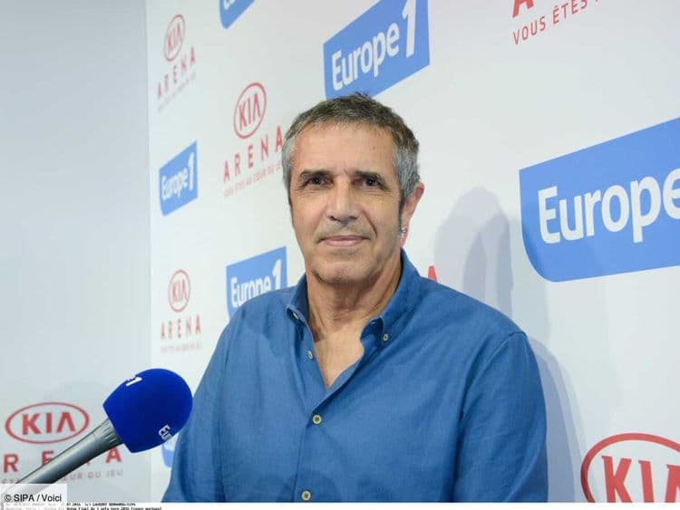 Julien Clerc en désaccord avec son fils cadet : ce qu'il lui "réclame à cor et à cri" et qu'il refuse catégoriquement