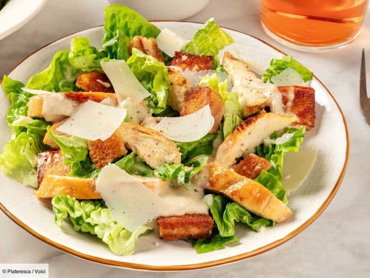 Ces 3 salades qu'on adore l'été sont bien plus caloriques qu'on ne le croit !