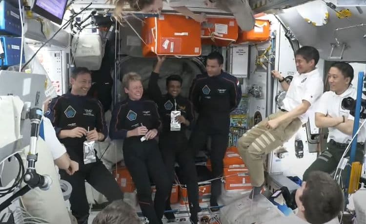 La capsule Crew Dragon transportant le premier Indien vers l'ISS s'arrime à la station spatiale