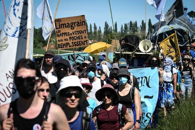 "Bassine arrière!": des milliers d'opposants à un projet de "mégabassines" dans le Puy-de-Dôme