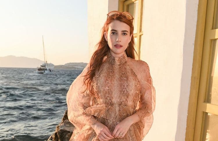 En vacances, Emma Roberts ne se lave plus les cheveux : sa méthode surprenante pour tenir