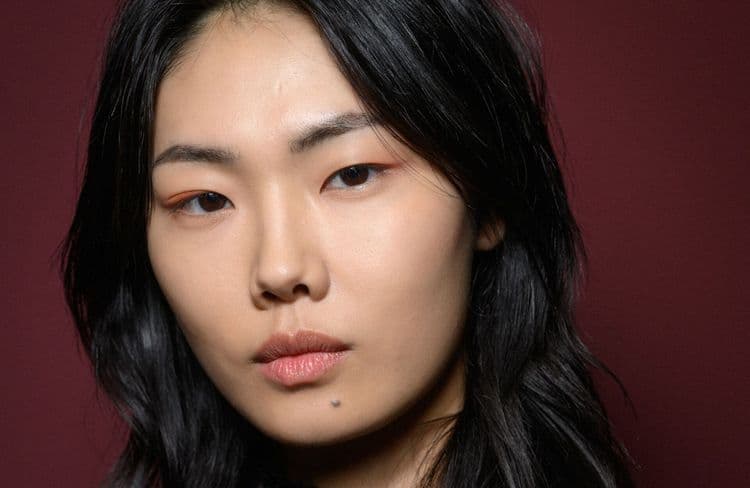 Un maquilleur dévoile 3 alternatives au fond de teint pour une peau fraîche et naturelle