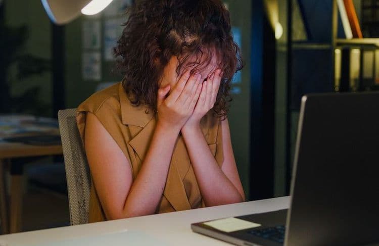 Pourquoi les femmes ont plus tendance à s’excuser que les hommes au travail