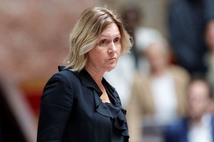 Surveillante poignardée: les politiques à la recherche de réponses efficaces sans faire croire à "une solution magique"
