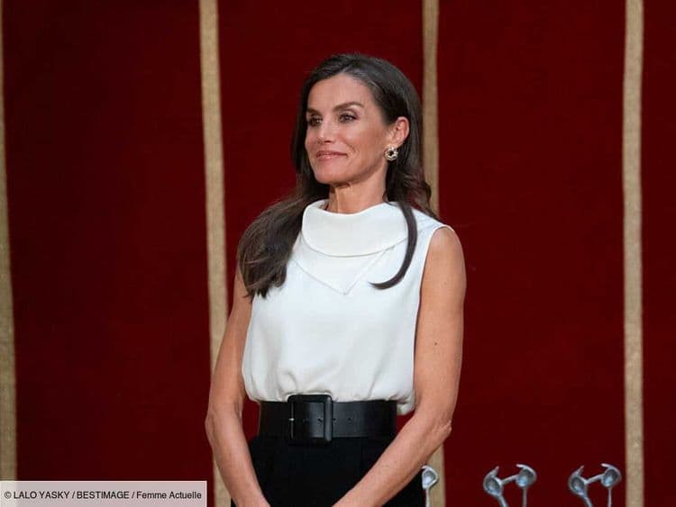 Letizia d'Espagne éblouissante en jupe fendue ceinturée et top sans manches pour recevoir l'équipe de football féminine