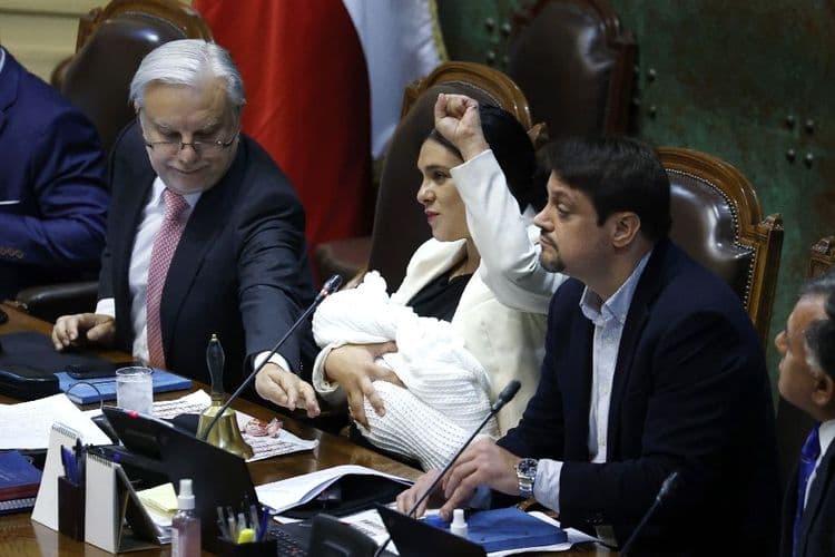 Chili: son bébé dans les bras, la présidente de la Chambre des députés échappe à la censure