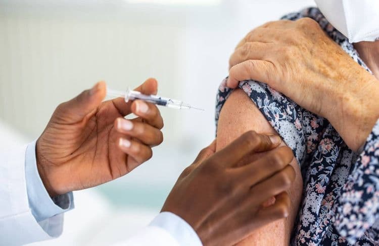 Grippe : la Haute Autorité de Santé recommande aux plus de 65 ans d’utiliser deux vaccins