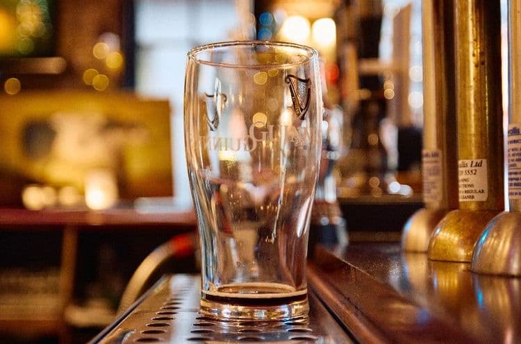 Les pubs britanniques à court de Guinness, redevenue tendance