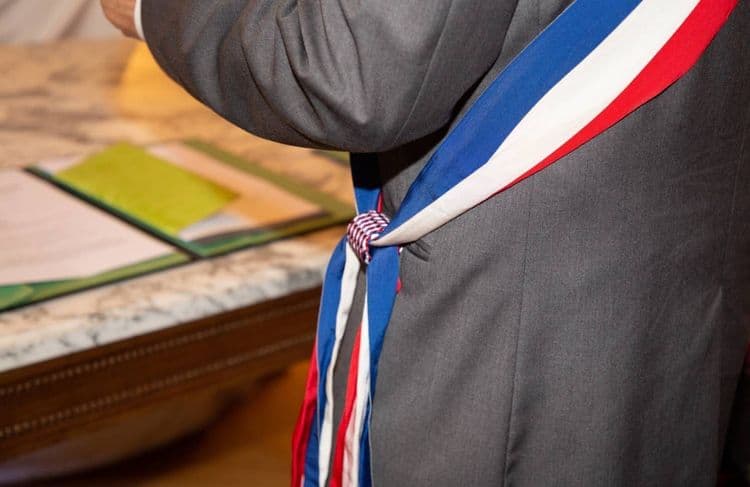 Un maire mis en examen pour viol défendu aux frais des contribuables
