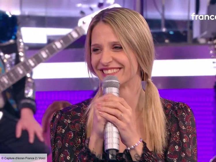 N'oubliez pas les paroles : la maestro Cindy échappe de peu à l'élimination, Nagui salue son sang-froid (ZAPTV)