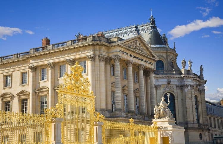 Canicule : une fille de 10 ans décède dans la cour du château de Versailles
