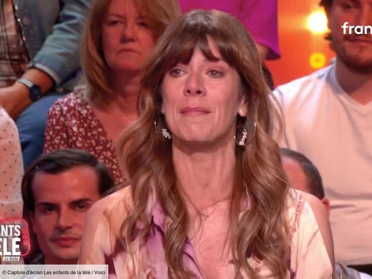 Magali Ripoll fond en larmes sur le plateau des Enfants de la télé après une belle surprise de ses parents (ZAPTV)
