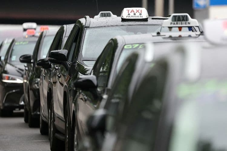 Les taxis en colère bloquent les accès à des gares parisiennes