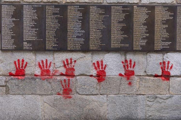 Mains rouges sur le Mémorial de la Shoah à Paris: indignation contre un acte de  "profanation"