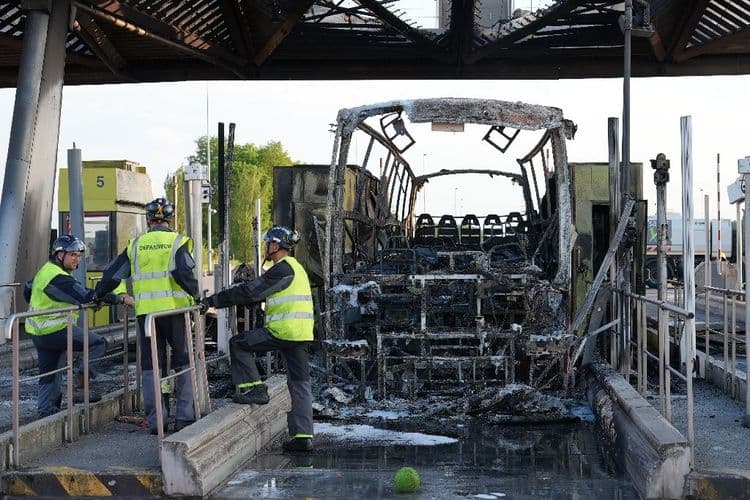 Coupe de France: rixe entre fans de l'OL et du PSG, un bus calciné, des blessés légers