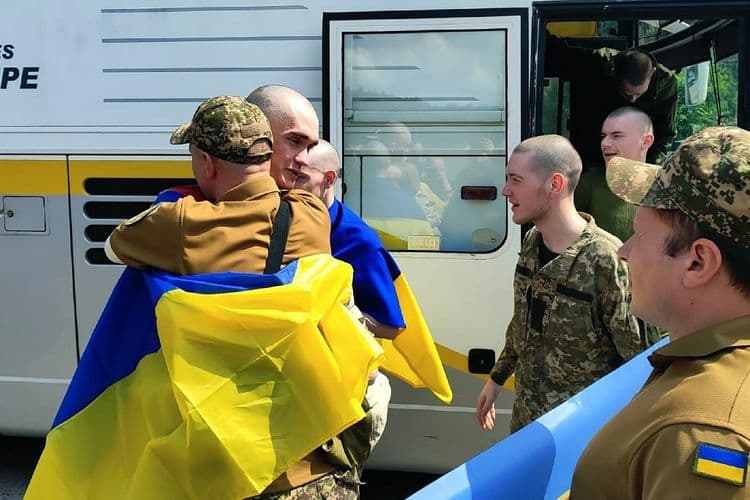 Début d'un nouvel échange de prisonniers de guerre entre Kiev et Moscou