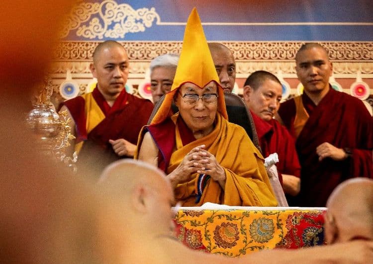 Le Dalaï Lama fête ses 90 ans et laisse entendre qu'il aura un successeur