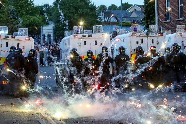 Nouvelles tensions en Irlande du Nord lors d'un rassemblement anti-immigrés